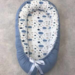 Babynestje van mistblauwe wafelstof met binnenkant vol wolkjes, maantjes en sterren