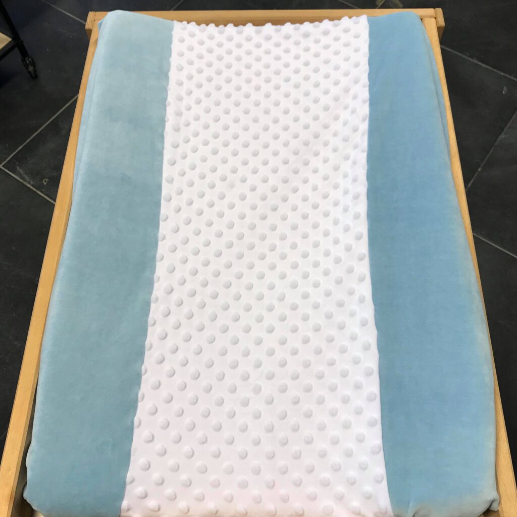 Aankleedkussenhoes lichtblauw met zachte minky voor het verschonen van de baby  of na een bad