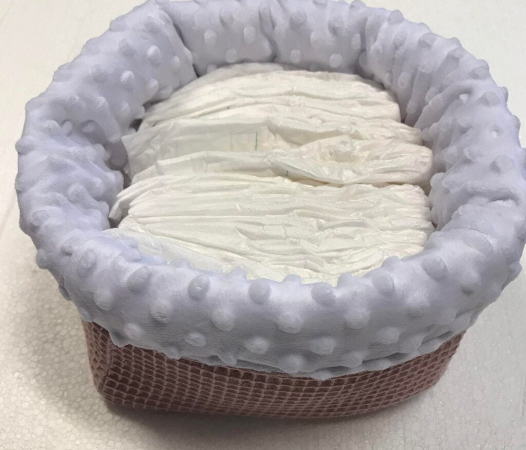 Handige luiermand is rose wafelstof met zachte witte minky voor het opbergen van luiers of verzorgingsproducten.