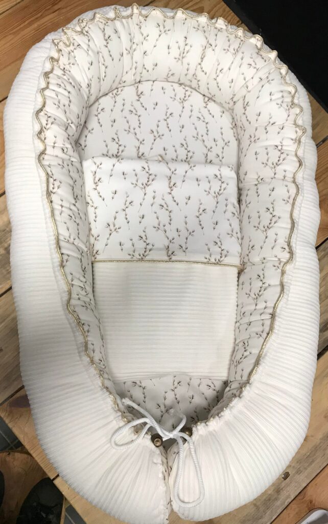 Handgemaakt babynestje off white ribstof met wilgentak print – zacht, veilig en stijlvol voor baby’s.